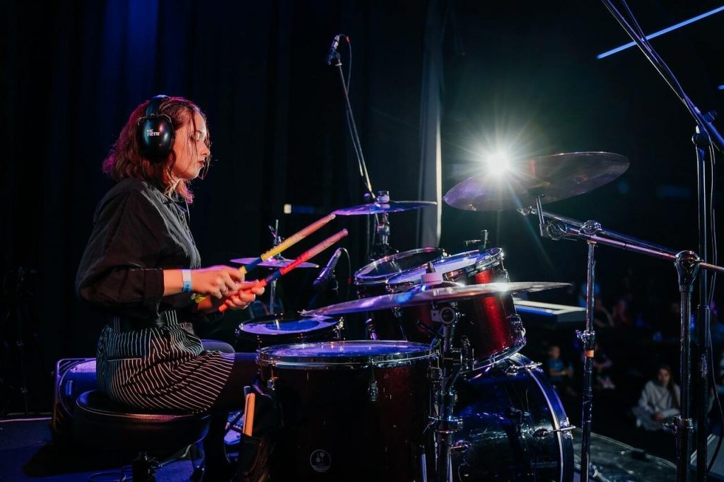 обучение игре на барабанах обучение игре на барабанах